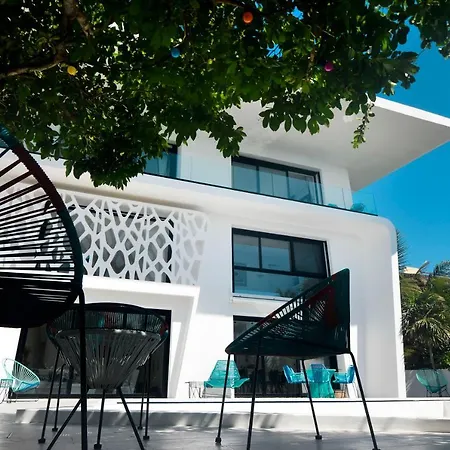 La Maison Manati, Beachfront, Infinity Pool, Cooking Service Included Hotel